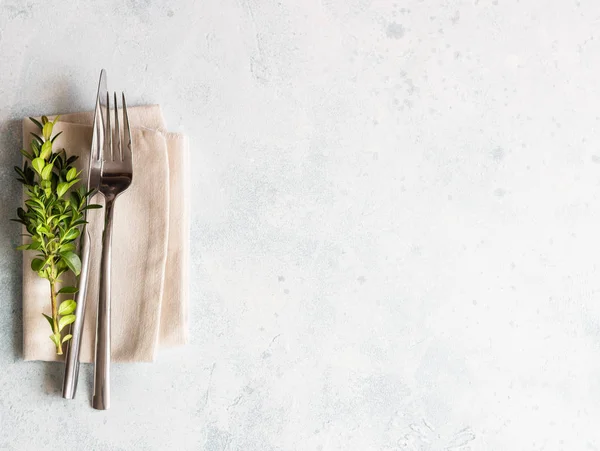 Bahar sofra. Hafif beton arka plan. Üstten görünüm. Kopya alanı.