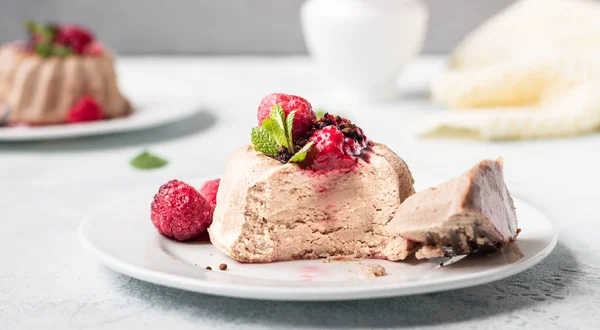 Δύο Μίνι Σοκολάτα Cheesecake Σάλτσα Βατόμουρου Και Δυόσμο Καμία Κρούστα — Φωτογραφία Αρχείου