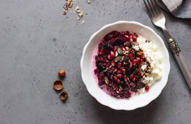 Pancar salatası taze çiftlik süzme peynir, fındık ve nar tohum. Sağlıklı ya da diyet yiyecek. Üstten görünüm, kopya alanı.
