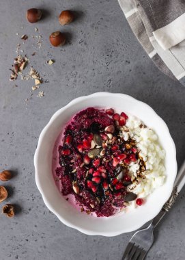 Pancar salatası taze çiftlik süzme peynir, fındık ve nar tohum. Sağlıklı ya da diyet yiyecek. Üstten görünüm, kopya alanı.