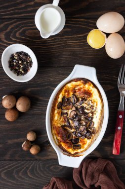 Mantar ve peynir koyu ahşap zemin üzerine taze ev yapımı omlet. Rustik tarzı. Üstten görünüm.