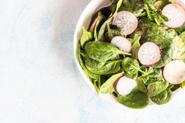 Spenat Och Rädisor Sallad Med Jordnötssmör Dressing Ljus Grå Betong — Stockfoto