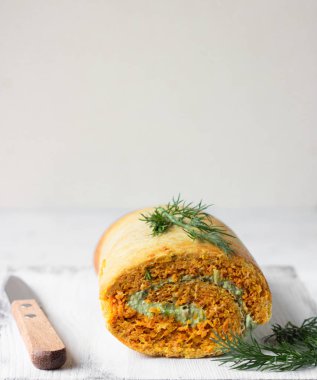 Lezzetli kabak veya havuç, krem peynir, avokado ve somon ile bir ışık gri beton zemin üzerinde rulo. Ücretsiz Gluten. Sağlıklı snack, öğle veya akşam yemeği.