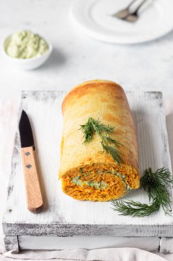 Lezzetli kabak veya havuç, krem peynir, avokado ve somon ile bir ışık gri beton zemin üzerinde rulo. Ücretsiz Gluten. Sağlıklı snack, öğle veya akşam yemeği.