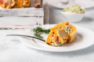 Lezzetli kabak veya havuç, krem peynir, avokado ve somon ile bir ışık gri beton zemin üzerinde rulo. Ücretsiz Gluten. Sağlıklı snack, öğle veya akşam yemeği.