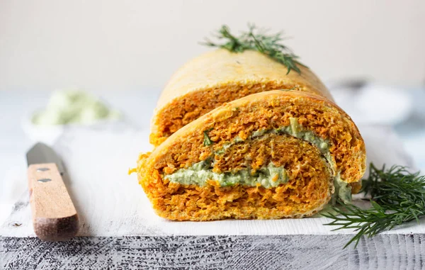 Lezzetli kabak veya havuç, krem peynir, avokado ve somon ile bir ışık gri beton zemin üzerinde rulo. Ücretsiz Gluten. Sağlıklı snack, öğle veya akşam yemeği.