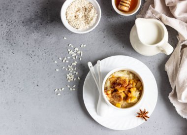 Sütlaç veya yulaf lapası ve meyve (elma, armut, muz ve kuru üzüm) bal ya da pekmez ve baharatlar ile. Sağlıklı kahvaltı ya da tatlı.  