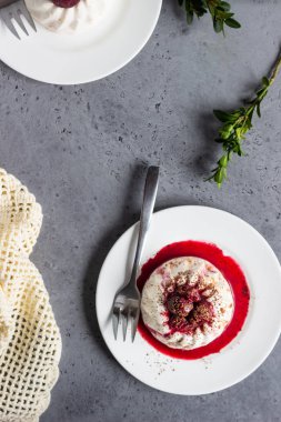 Süzme peynir tatlısı (jöle veya panna cotta) vişne sos ve kakao ile. Sağlıklı kahvaltı ya da tatlı.  