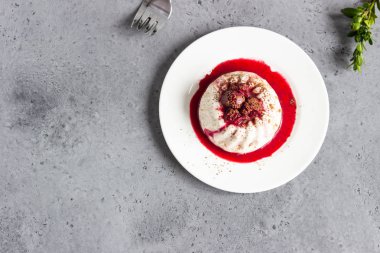 Süzme peynir tatlısı (jöle veya panna cotta) vişne sos ve kakao ile. Sağlıklı kahvaltı ya da tatlı.  