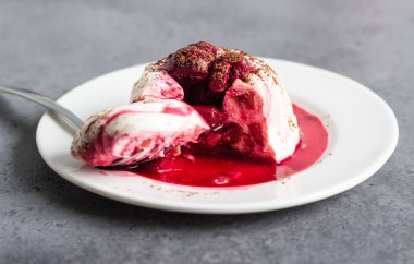 Süzme peynir tatlısı (jöle veya panna cotta) vişne sos ve kakao ile. Sağlıklı kahvaltı ya da tatlı.  