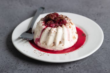 Süzme peynir tatlısı (jöle veya panna cotta) vişne sos ve kakao ile. Sağlıklı kahvaltı ya da tatlı.  