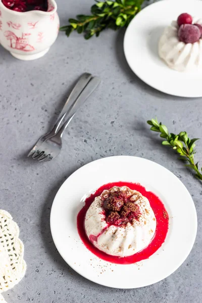 Süzme peynir tatlısı (jöle veya panna cotta) vişne sos ve kakao ile. Sağlıklı kahvaltı ya da tatlı.  