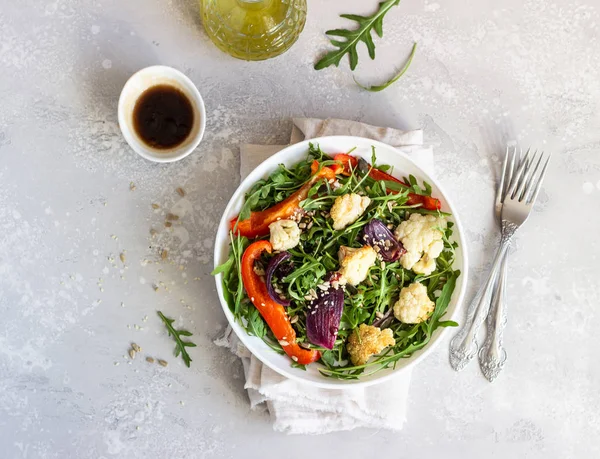 Insalata Con Rucola Verdure Arrosto Cavolfiore Peperone Rosso Cipolla Semi — Foto Stock