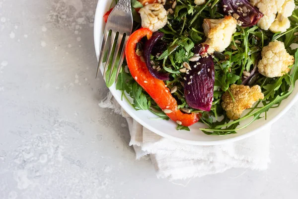 Insalata Con Rucola Verdure Arrosto Cavolfiore Peperone Rosso Cipolla Semi — Foto Stock