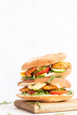 Pide roka, avokado, salatalık, domates, tavuk mu yumurtadan çıkar. Tavuk, yumurta ve sebze ile sandviç. Hafif beton arka plan. Kopya alanı.