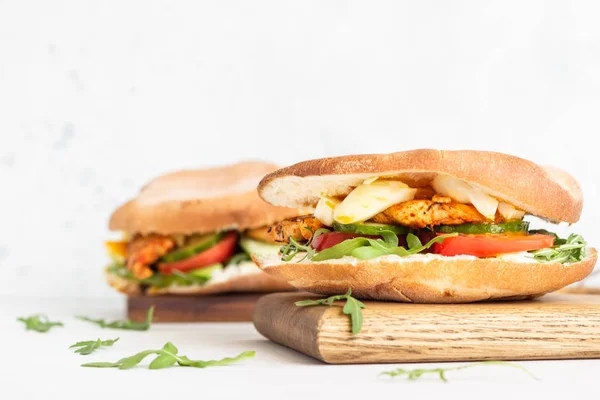 Pita Con Rúcula Aguacate Pepino Tomate Pollo Huevo Sandwich Con — Foto de Stock