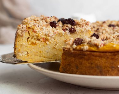 Peynirli kabak ve kek. Kabuk peynirli kek. Sağlıklı tatlı. Hafif beton arka plan. Kopya alanı.