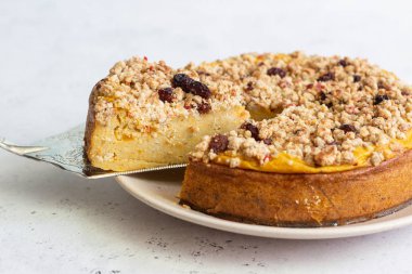 Peynirli kabak ve kek. Kabuk peynirli kek. Sağlıklı tatlı. Hafif beton arka plan. Kopya alanı.