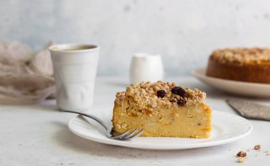 Peynirli kabak ve kek. Kabuk peynirli kek. Sağlıklı tatlı. Hafif beton arka plan. Kopya alanı.