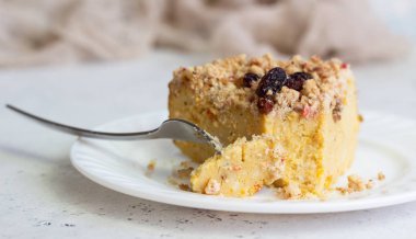 Peynirli kabak ve kek. Kabuk peynirli kek. Sağlıklı tatlı. Hafif beton arka plan. Kopya alanı.