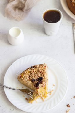 Peynirli kabak ve kek. Kabuk peynirli kek. Sağlıklı tatlı. Hafif beton arka plan. Kopya alanı.