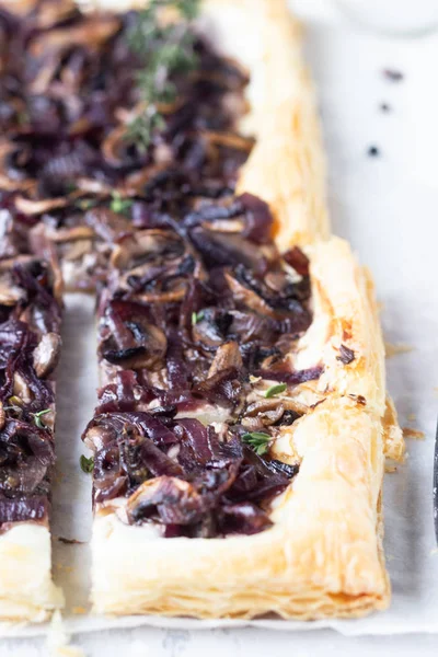 Crostata Funghi Torta Pasta Sfoglia Con Crema Formaggio Funghi Cipolla — Foto Stock