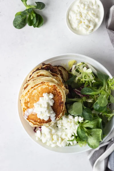 Hartige Pannenkoeken Met Kaas Geserveerd Met Groene Salade Mix Verse — Stockfoto