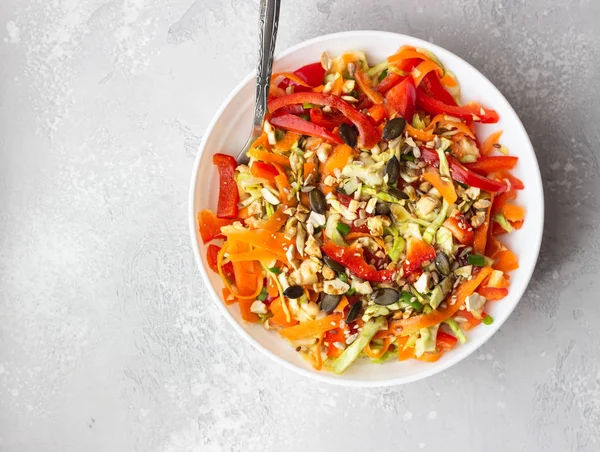 Asiatisk Coleslaw Sallad Med Vitkål Morot Peppar Sesam Och Cashewnötter — Stockfoto