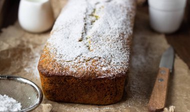 Ev yapımı limon haşhaş tohumu sade kek. Ahşap arka plan. Yakın çekim.
