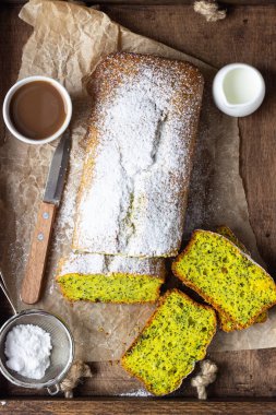 Ev yapımı limon haşhaş tohumu sade kek. Ahşap arka plan. Yakın çekim.