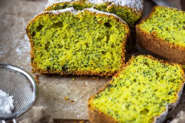 Ev yapımı limon haşhaş tohumu sade kek. Ahşap arka plan. Yakın çekim.