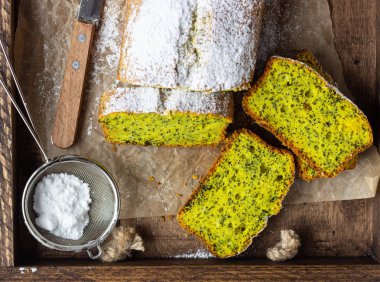Ev yapımı limon haşhaş tohumu sade kek. Ahşap arka plan. Yakın çekim.