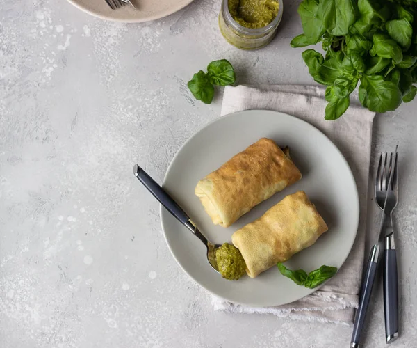 크레페 접시에 토마토 Pesto 콘크리트 배경입니다 — 스톡 사진