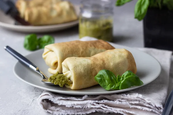 Pikante Crêpes Gefüllt Mit Huhn Oder Truthahn Tomaten Mozzarella Und — Stockfoto