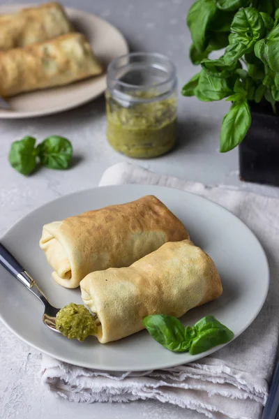 Pikante Crêpes Gefüllt Mit Huhn Oder Truthahn Tomaten Mozzarella Und — Stockfoto