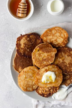 Karabuğday krep bal ve ekşi krema ile. Kahvaltı veya brunch. Ücretsiz Gluten krep.