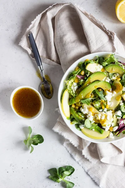 Salada Mistura Com Milho Maçã Abacate Queijo Cottage Fazenda Fresca — Fotografia de Stock