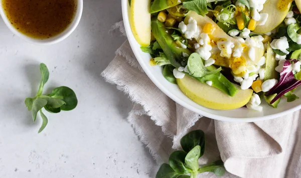 Salat Mit Mais Apfel Avocado Und Frischem Bauernquark Mischen Gesundes — Stockfoto