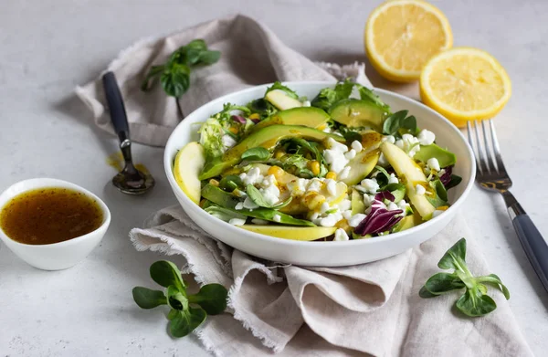 Salata, Mısır, elma, avokado ve taze çiftlik süzme peynir ile karıştırın. Sağlıklı ve diyet gıda kavramı. Hafif beton arka plan. Kopya alanı.