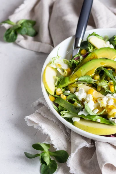 Salada Mistura Com Milho Maçã Abacate Queijo Cottage Fazenda Fresca — Fotografia de Stock