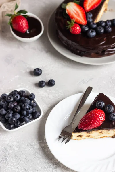 Torta Formaggio Con Uvetta Decorata Con Glassa Cioccolato Fragole Fresche — Foto Stock