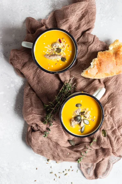 Duas Porções Sopa Cremosa Abóbora Caseira Fresca Servida Com Fígado — Fotografia de Stock