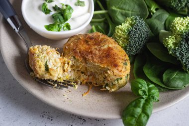 Lezzetli kızarmış et pirzola. Havuç ve ıspanak tavuk ya da hindi pirzola brokoli, ıspanak ve ekşi krema sos ile. Açık gri beton renkli.