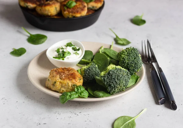 Heerlijk Gebakken Vlees Schnitzels Kip Turkije Schnitzels Met Wortel Spinazie — Stockfoto