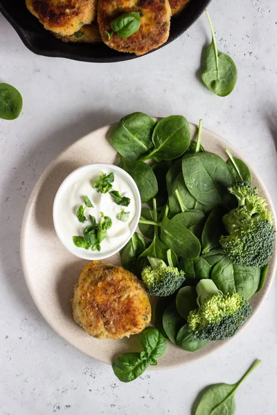 Heerlijk Gebakken Vlees Schnitzels Kip Turkije Schnitzels Met Wortel Spinazie — Stockfoto