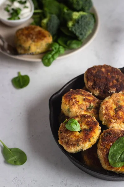 Heerlijk Gebakken Vlees Schnitzels Kip Turkije Schnitzels Met Wortel Spinazie — Stockfoto