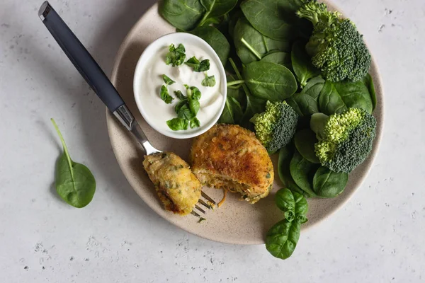 Deliciosas Costeletas Carne Frita Costeletas Frango Peru Com Cenoura Espinafre — Fotografia de Stock