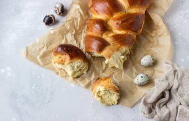 Geleneksel Paskalya ekmek (Challah veya Kozunak). Fırından yeni çıkmış tatlı örgülü ekmek somun. 