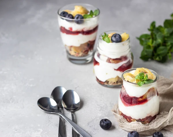 Granola Áfonya Banán Görög Joghurt Parfaits Mason Tégelyek Egészséges Reggeli — Stock Fotó