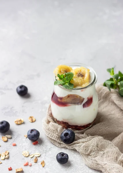Granola Áfonya Banán Görög Joghurt Parfaits Mason Tégelyek Egészséges Reggeli — Stock Fotó